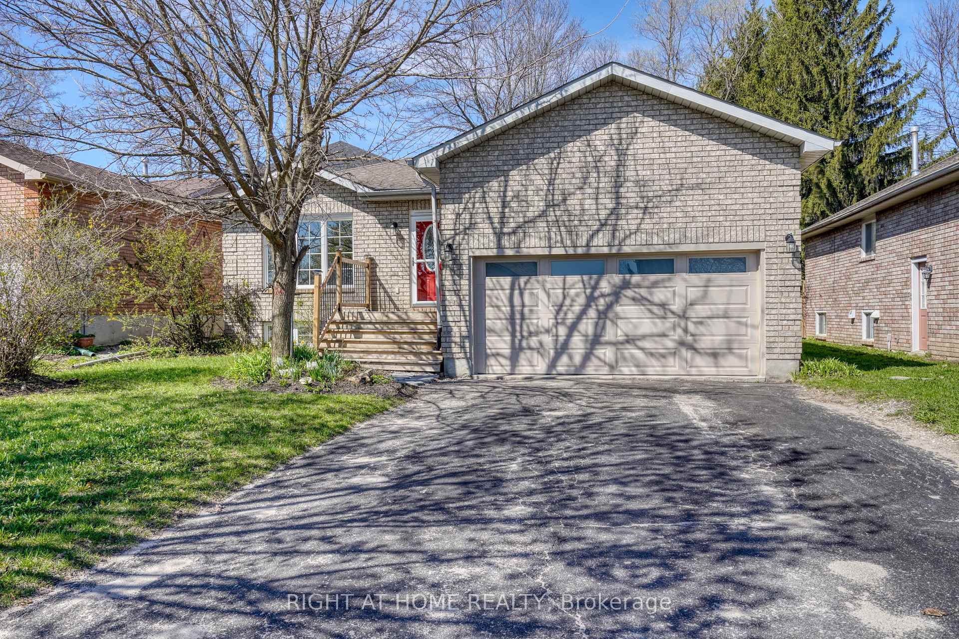 Photo 1 of Unit Main Fl, 24 O'shaughnessy Crescent, Barrie, Holly — HOMEH