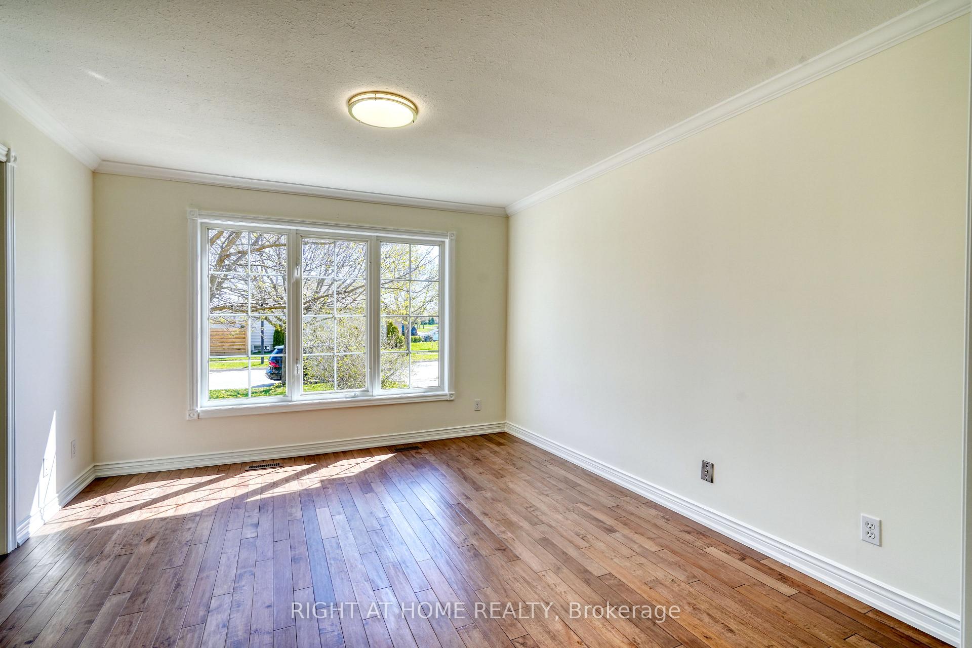 Photo 5 of Unit Main Fl, 24 O'shaughnessy Crescent, Barrie, Holly — HOMEH
