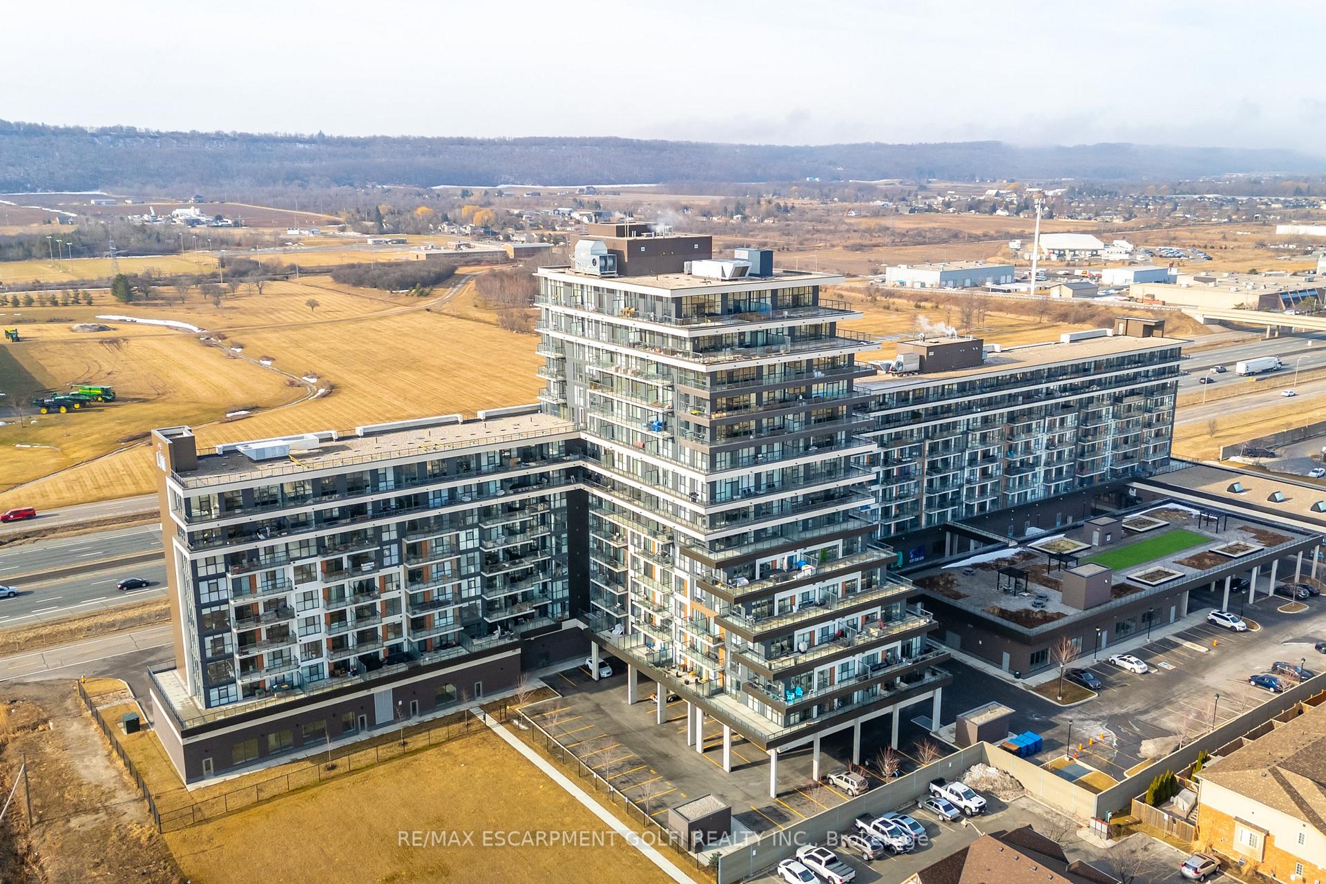 Front of Unit 905, 550 North Service Road