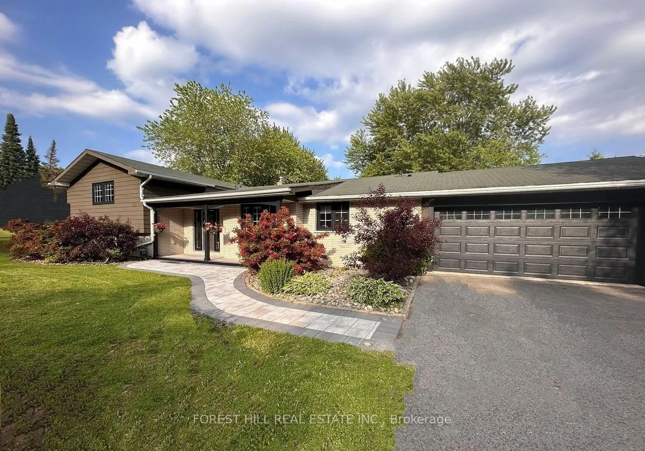 Photo 4 of 1143 Connaught Drive, Selwyn — HOMEH