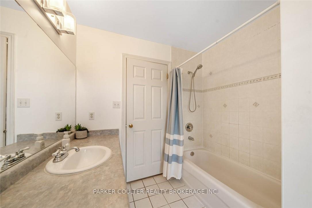 Photo 10 of 84 Gore Drive, Barrie, Ardagh — HOMEH