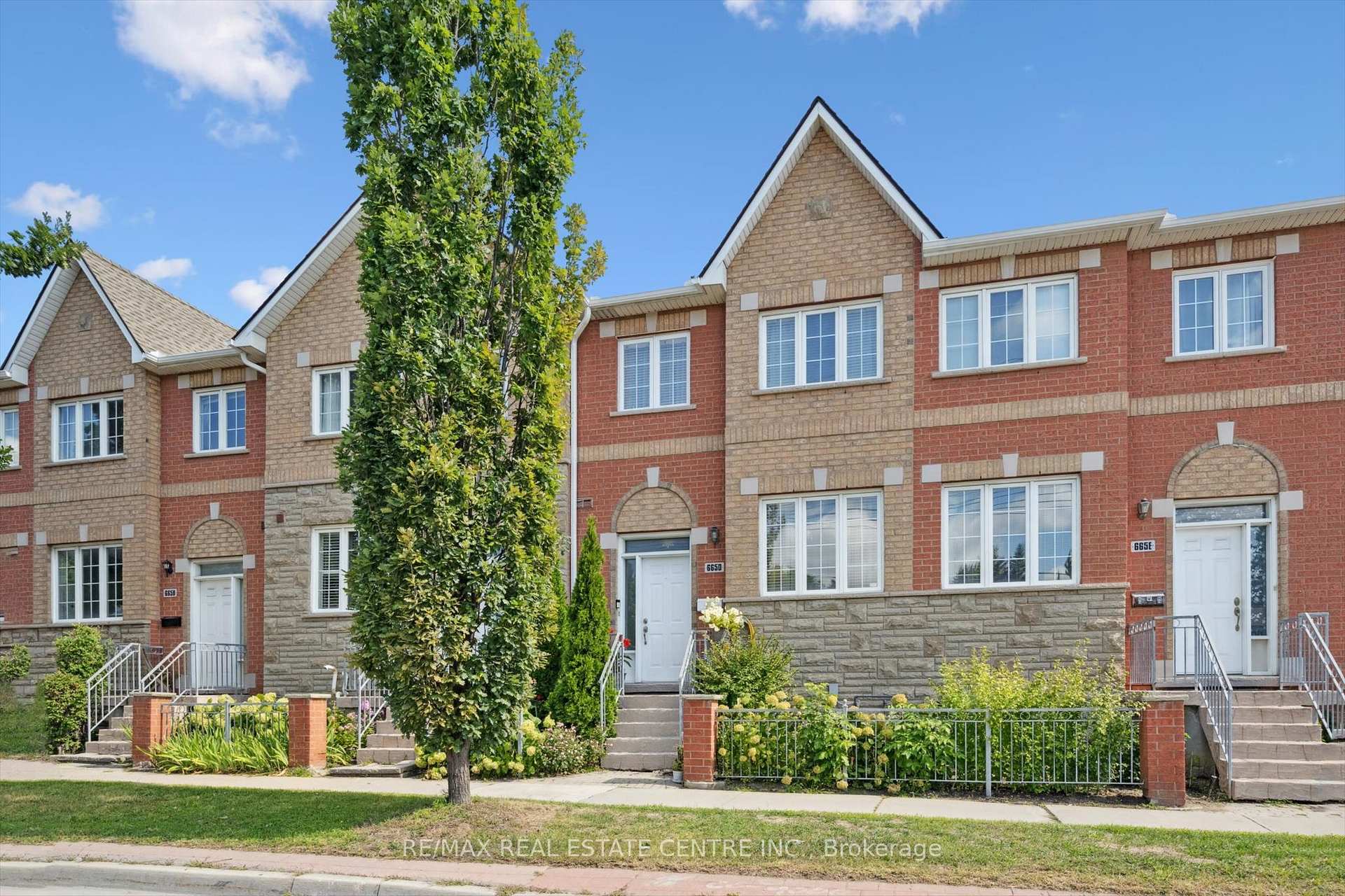 Photo 1 of 665D Scarlett Road, Etobicoke, Humber Heights — HOMEH