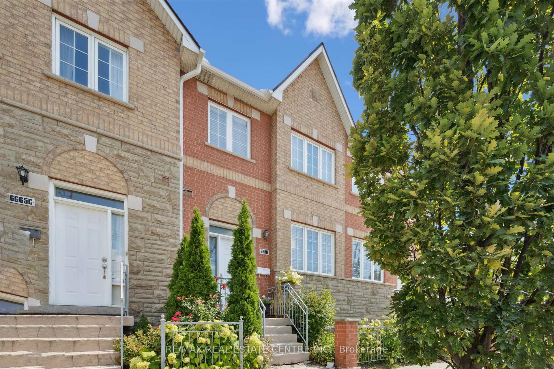 Photo 2 of 665D Scarlett Road, Etobicoke, Humber Heights — HOMEH