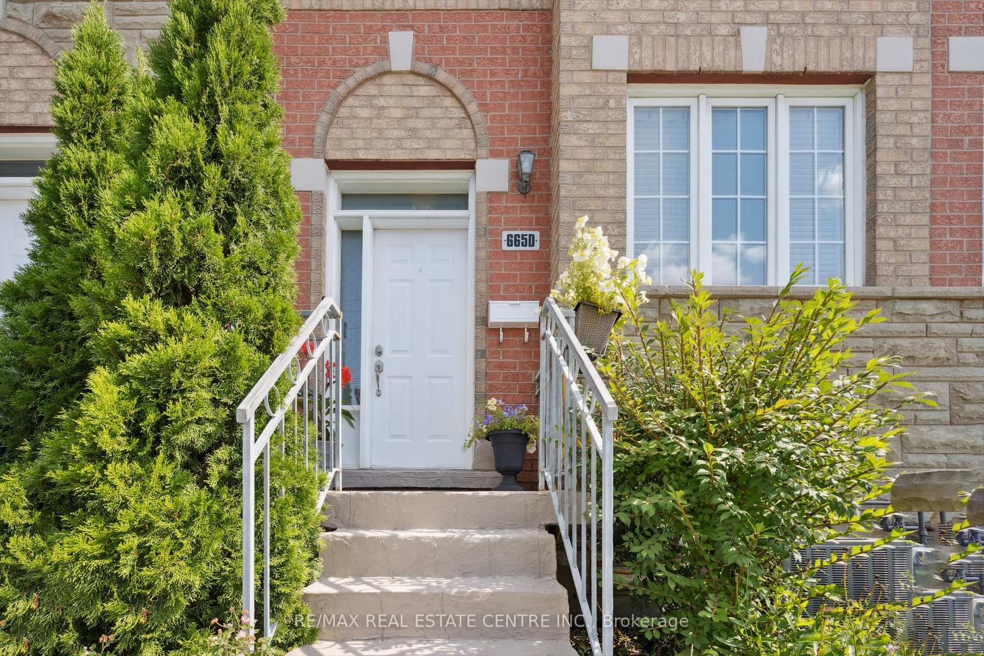 Photo 3 of 665D Scarlett Road, Etobicoke, Humber Heights — HOMEH