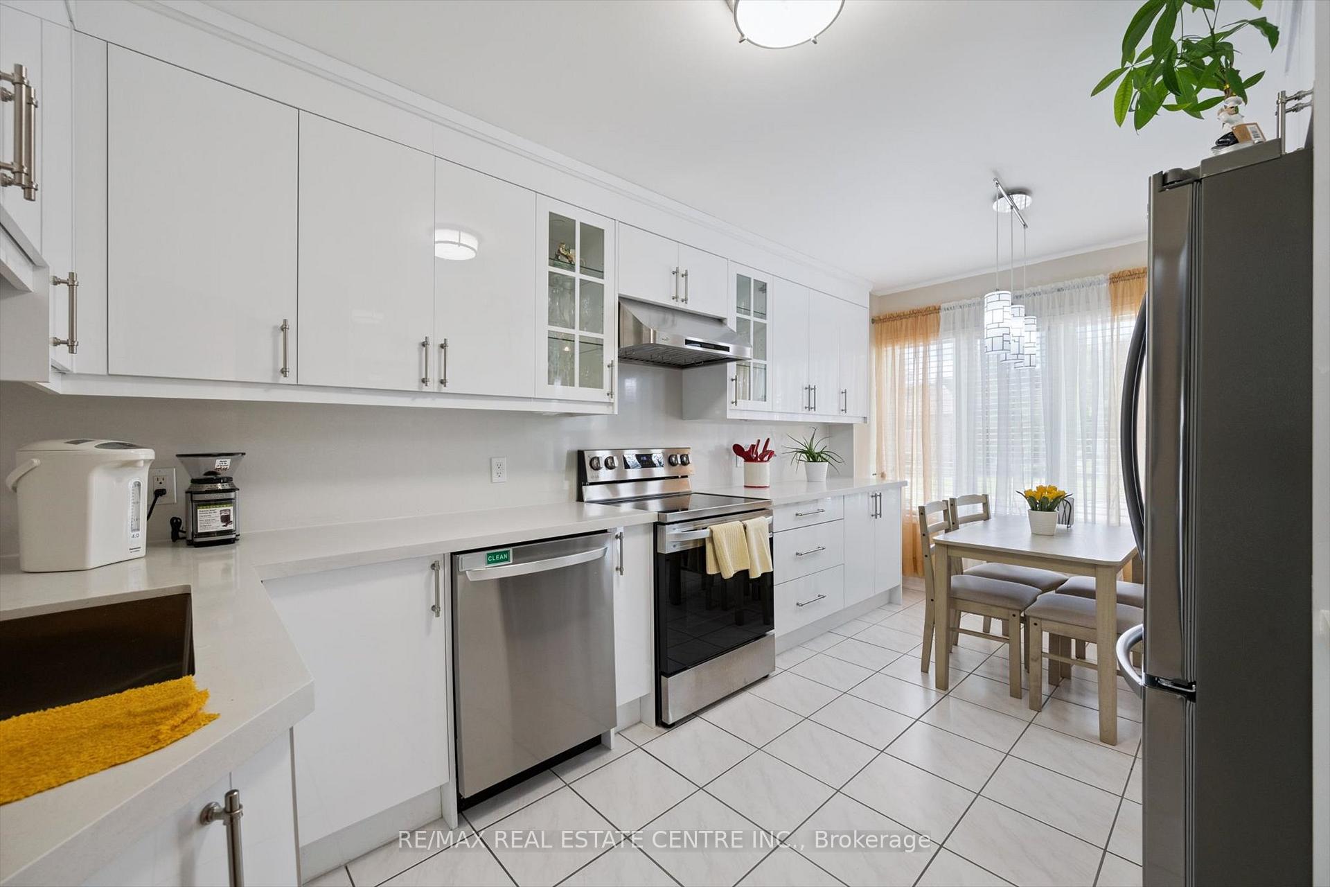 Photo 5 of 665D Scarlett Road, Etobicoke, Humber Heights — HOMEH