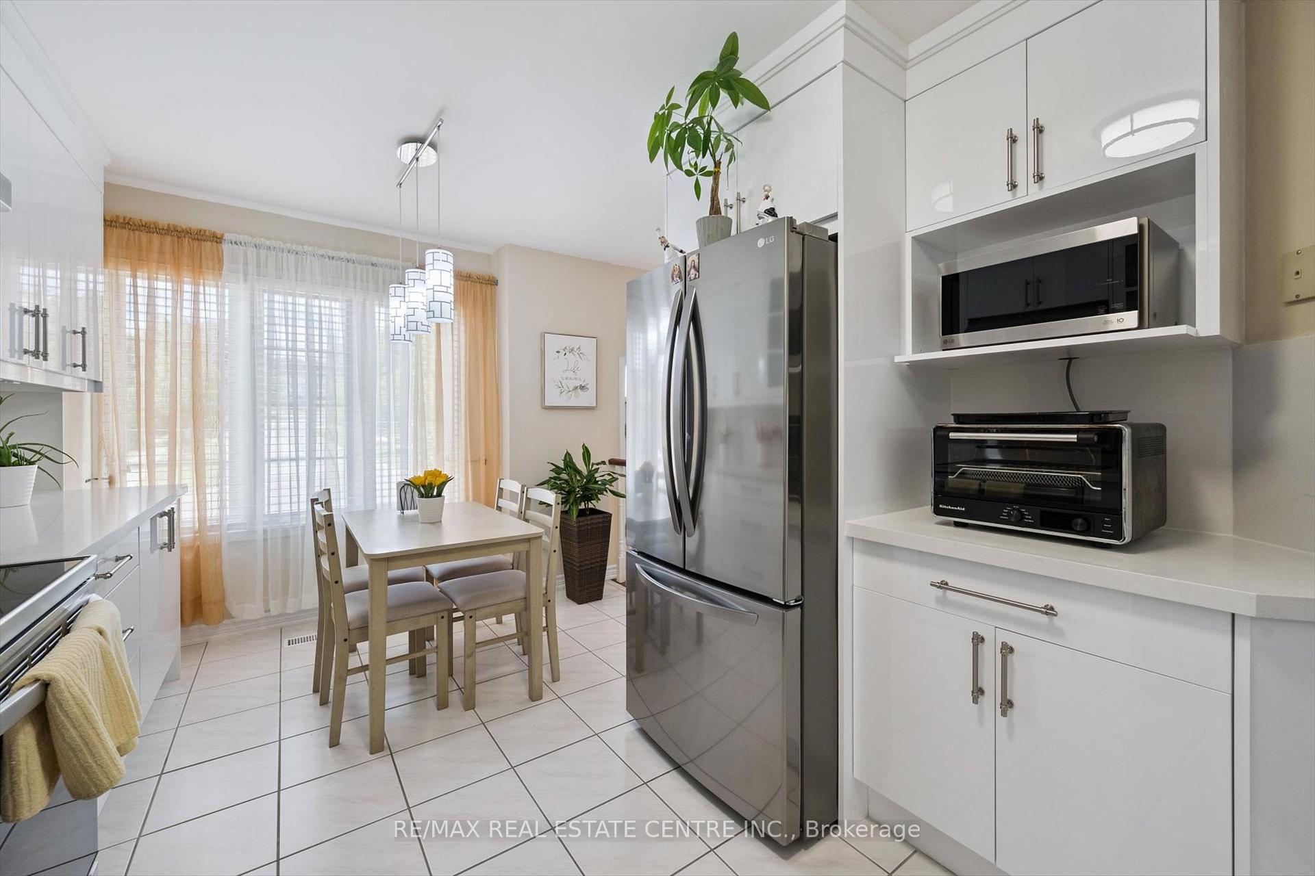 Photo 6 of 665D Scarlett Road, Etobicoke, Humber Heights — HOMEH
