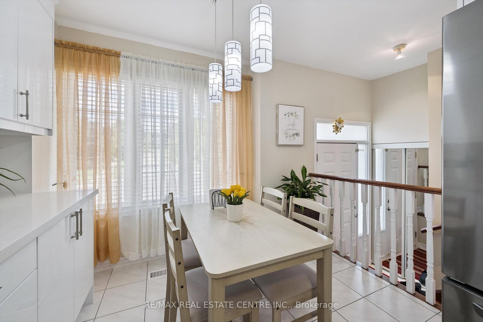 Photo 7 of 665D Scarlett Road, Etobicoke, Humber Heights — HOMEH