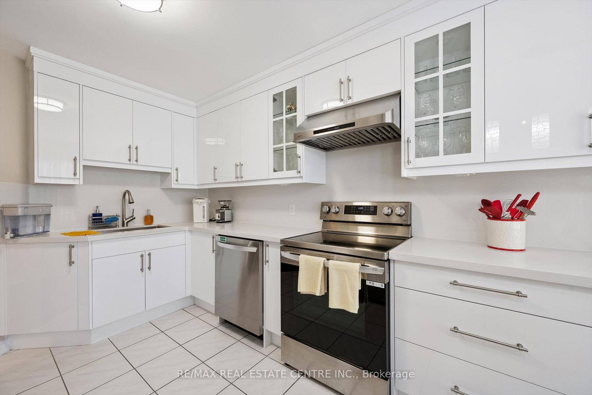 Photo 8 of 665D Scarlett Road, Etobicoke, Humber Heights — HOMEH