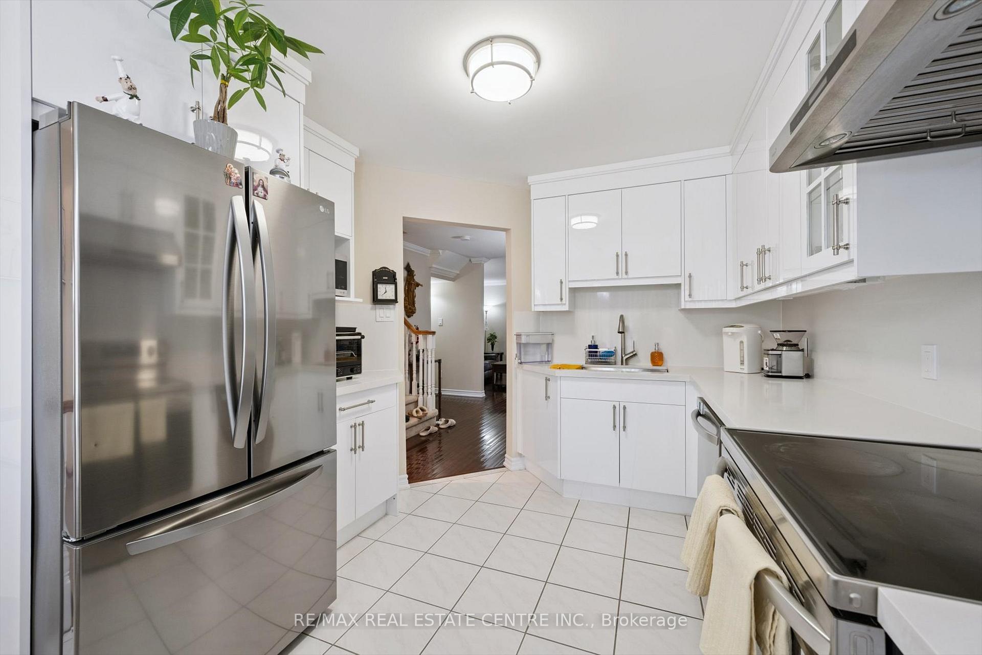 Photo 9 of 665D Scarlett Road, Etobicoke, Humber Heights — HOMEH