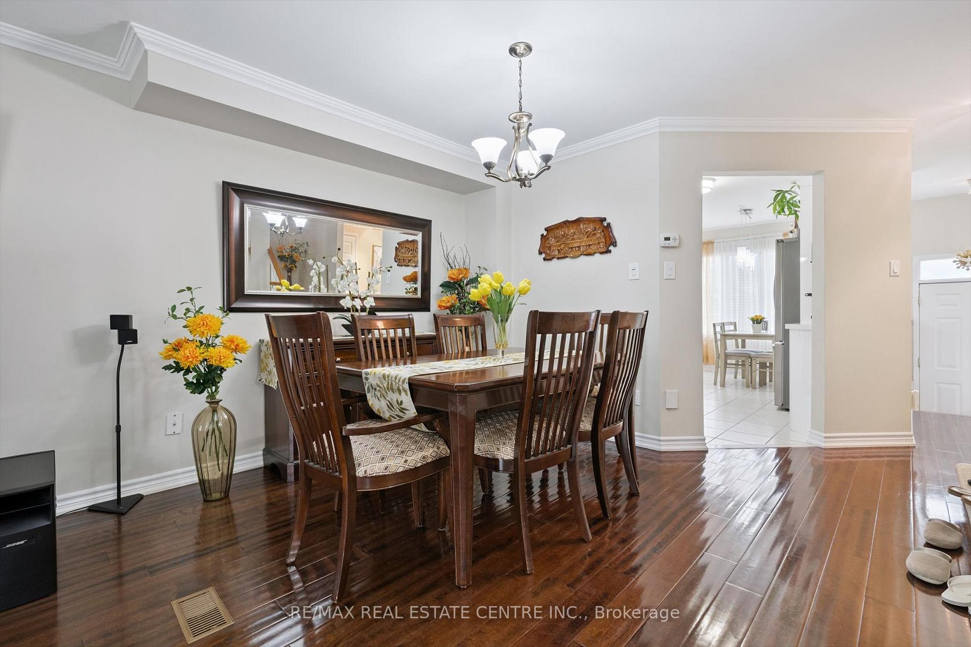 Photo 11 of 665D Scarlett Road, Etobicoke, Humber Heights — HOMEH