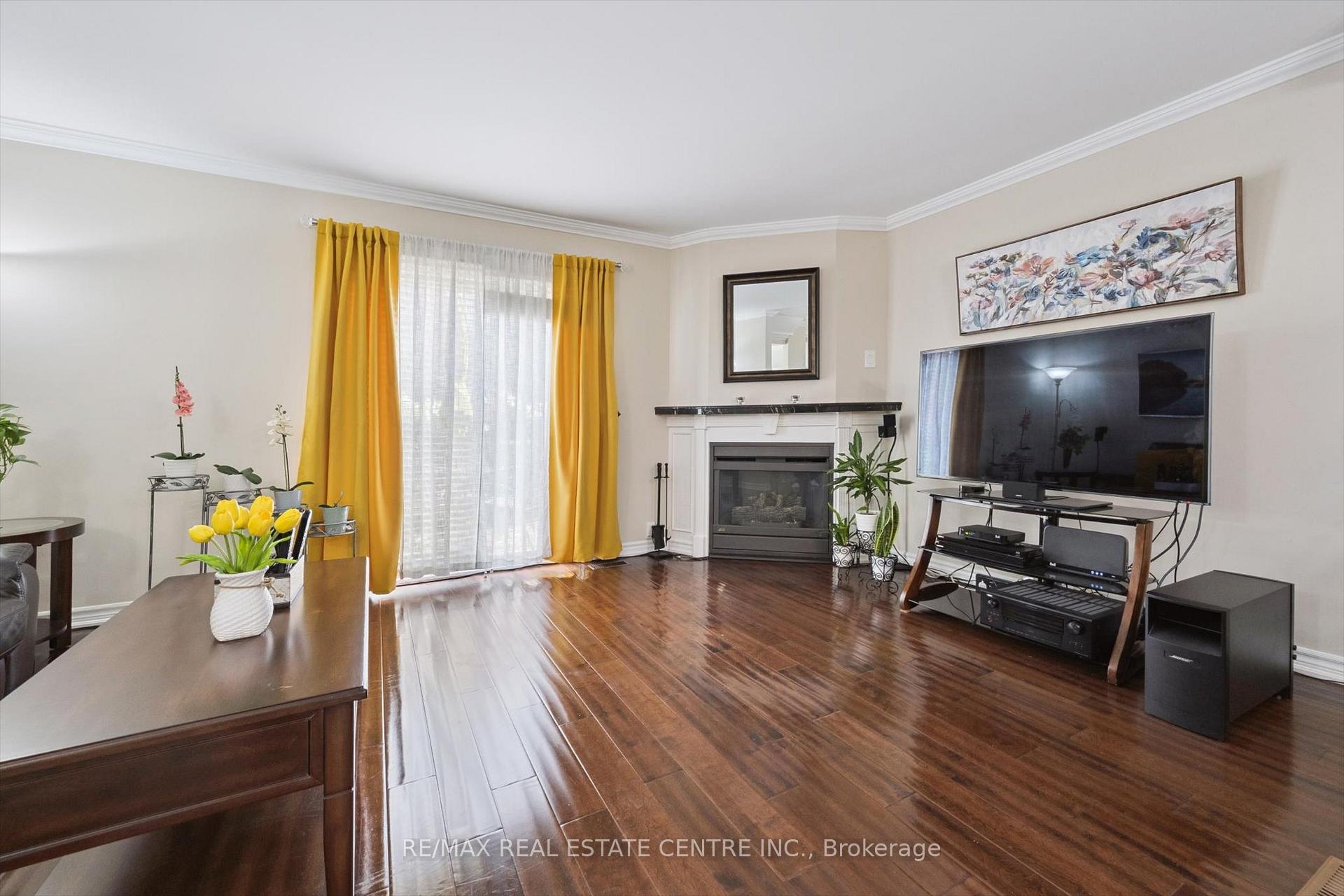 Photo 12 of 665D Scarlett Road, Etobicoke, Humber Heights — HOMEH