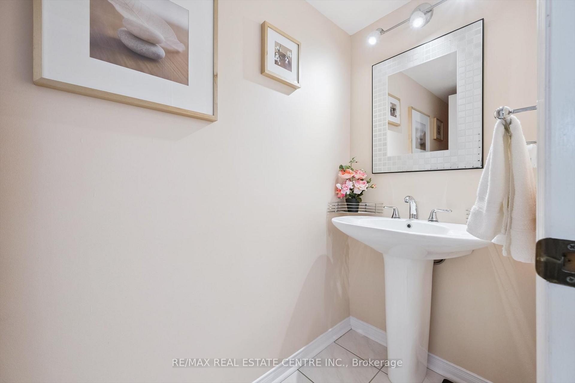 Photo 16 of 665D Scarlett Road, Etobicoke, Humber Heights — HOMEH