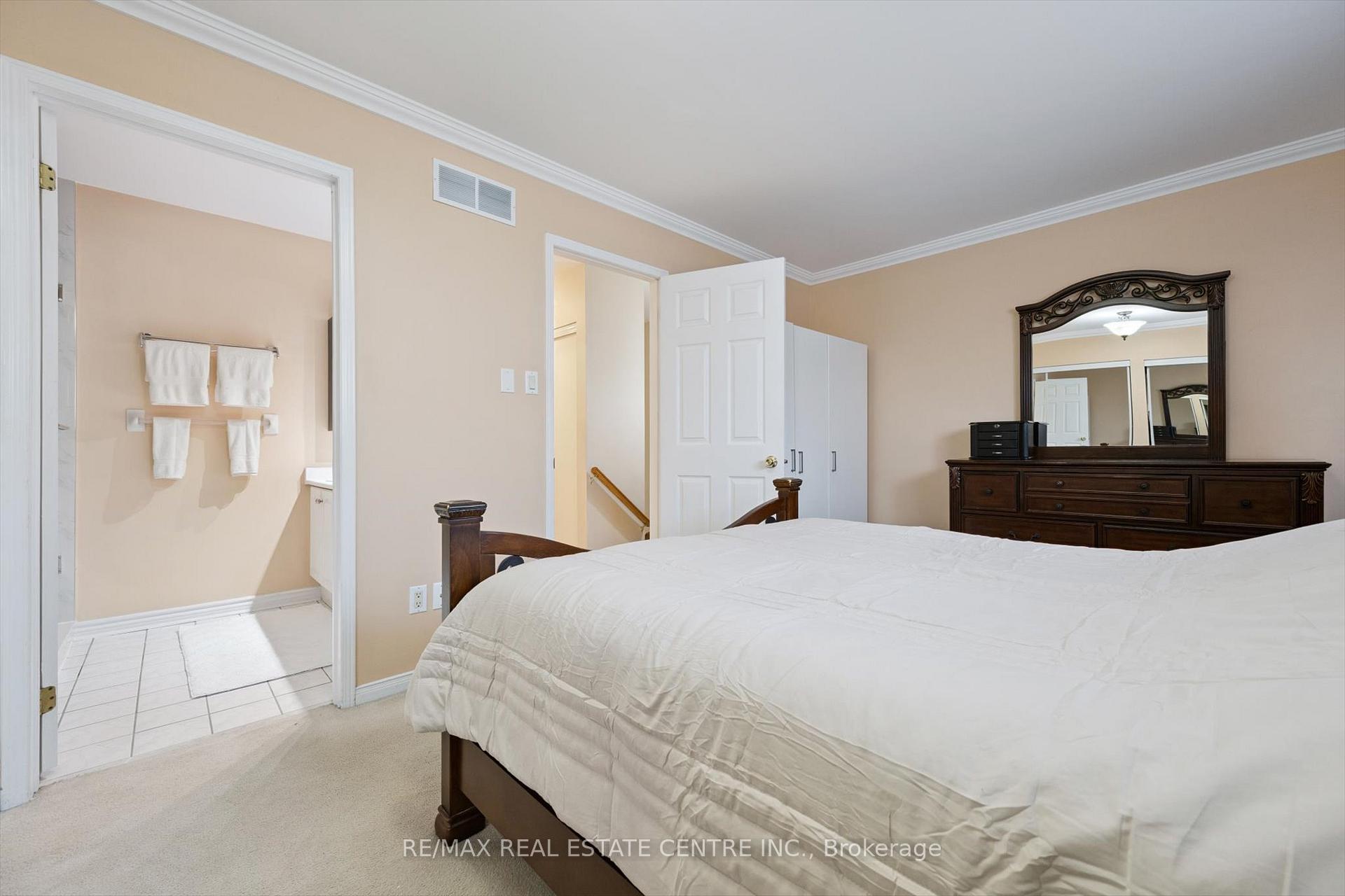 Photo 21 of 665D Scarlett Road, Etobicoke, Humber Heights — HOMEH