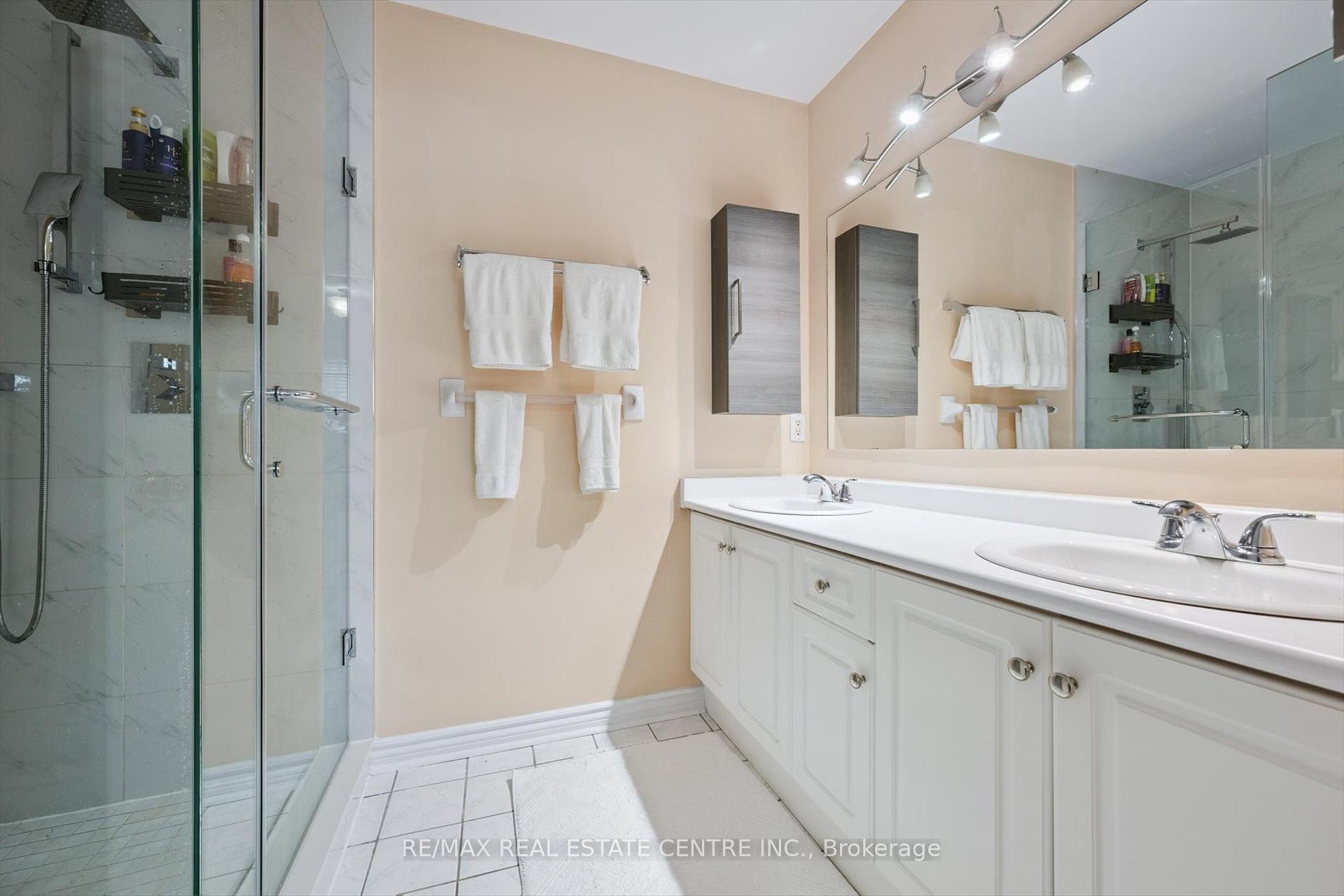 Photo 22 of 665D Scarlett Road, Etobicoke, Humber Heights — HOMEH