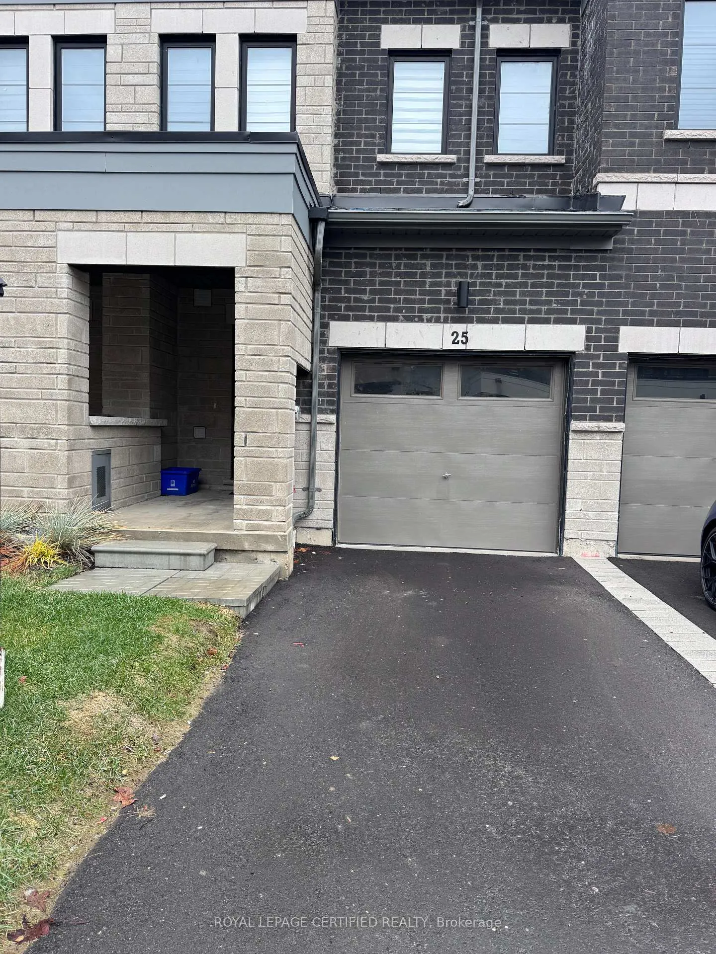 Photo 1 of 25 King George Way, Clarington, Bowmanville — HOMEH