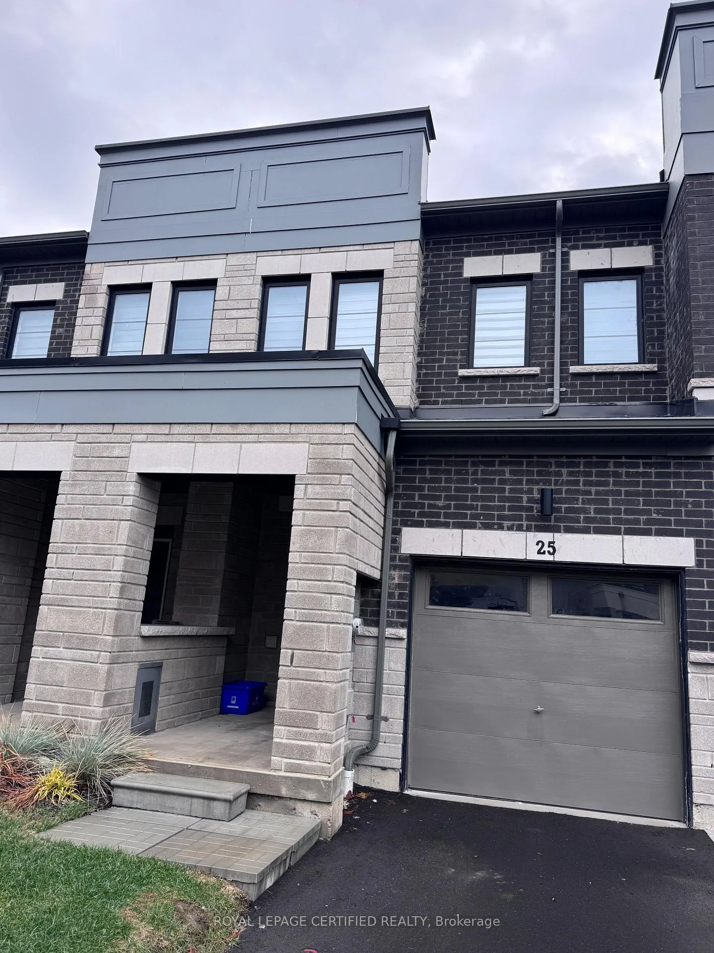 Photo 2 of 25 King George Way, Clarington, Bowmanville — HOMEH