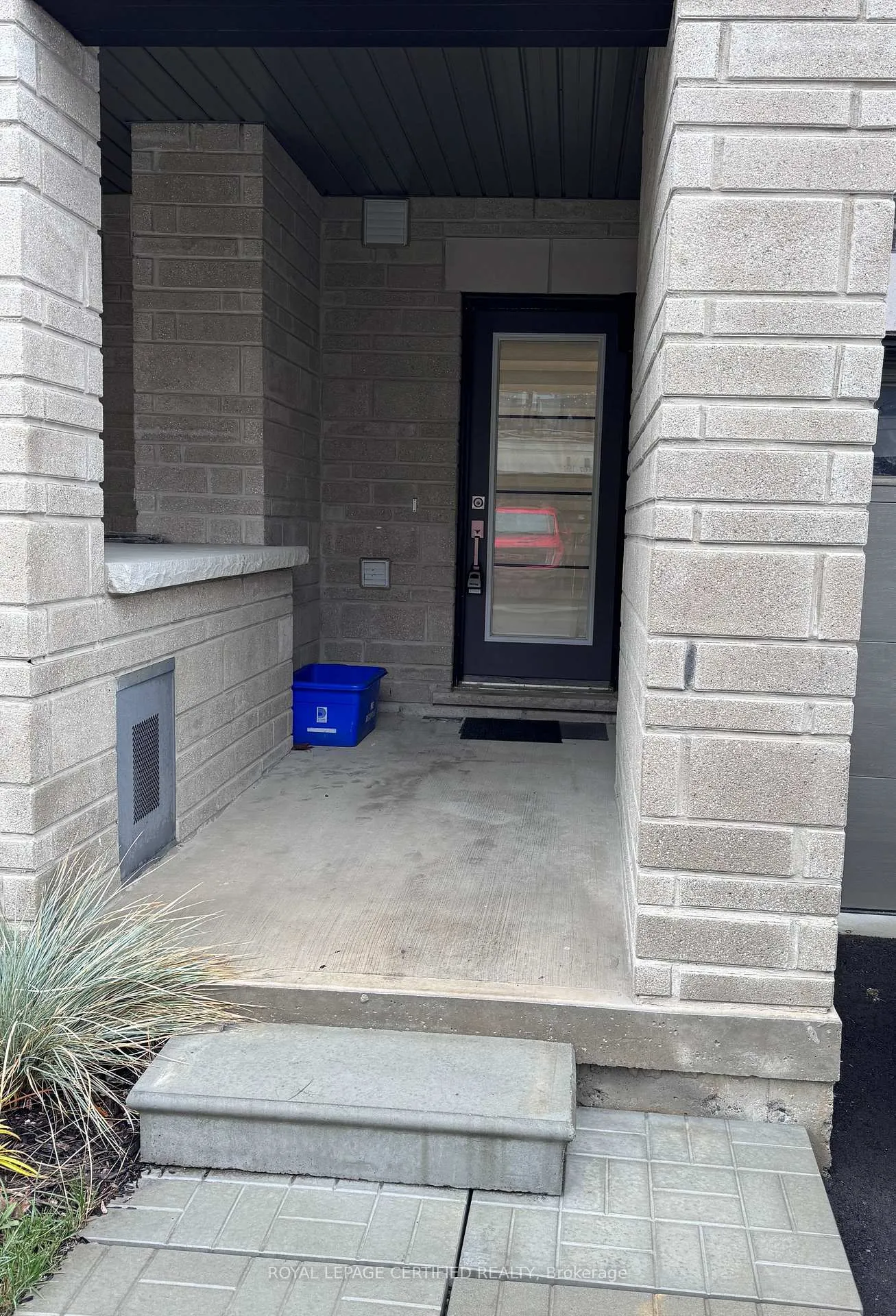 Photo 3 of 25 King George Way, Clarington, Bowmanville — HOMEH