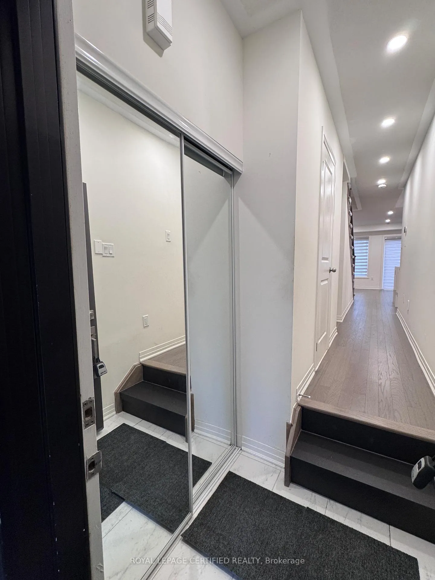 Photo 5 of 25 King George Way, Clarington, Bowmanville — HOMEH