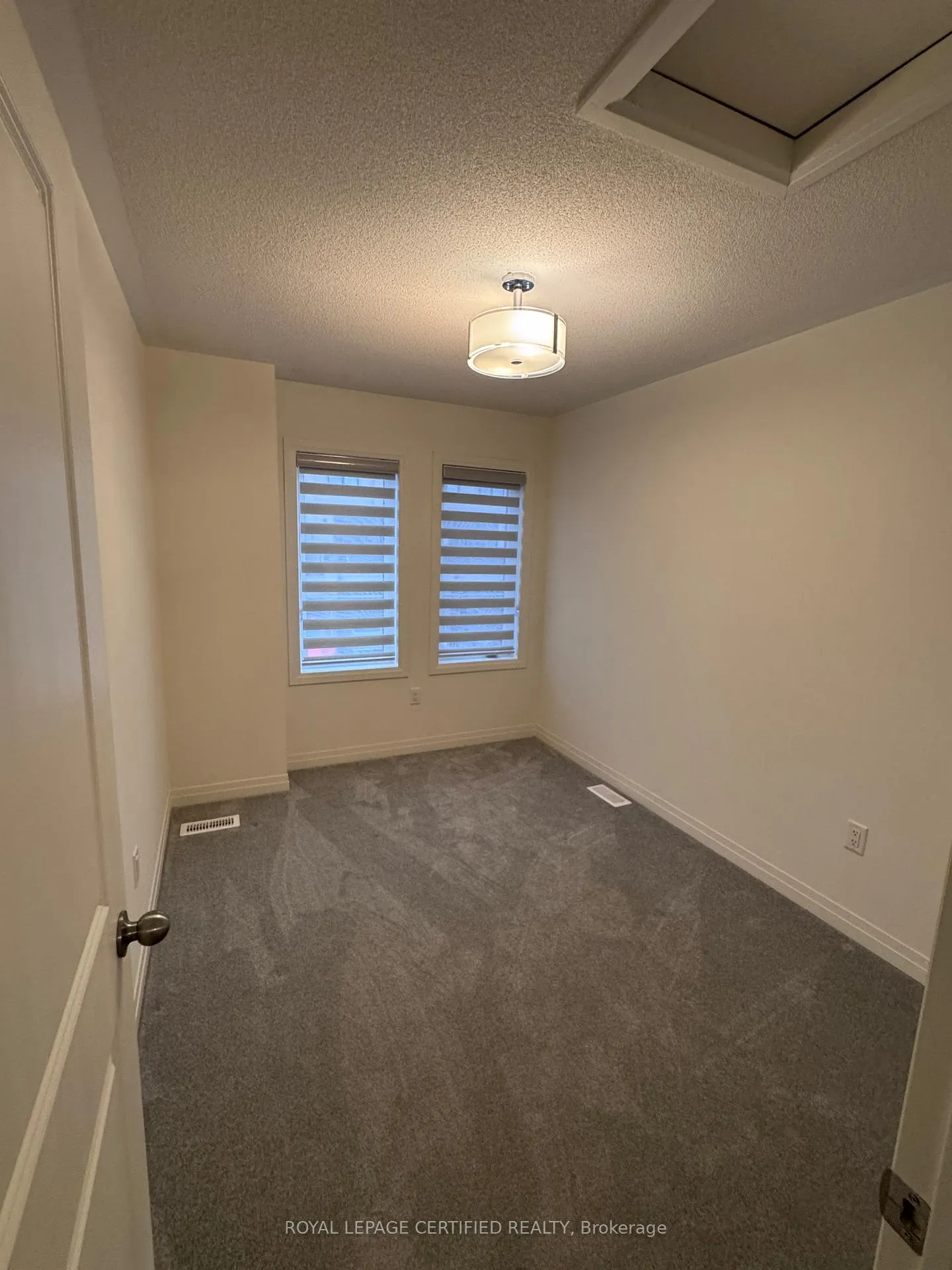 Photo 12 of 25 King George Way, Clarington, Bowmanville — HOMEH