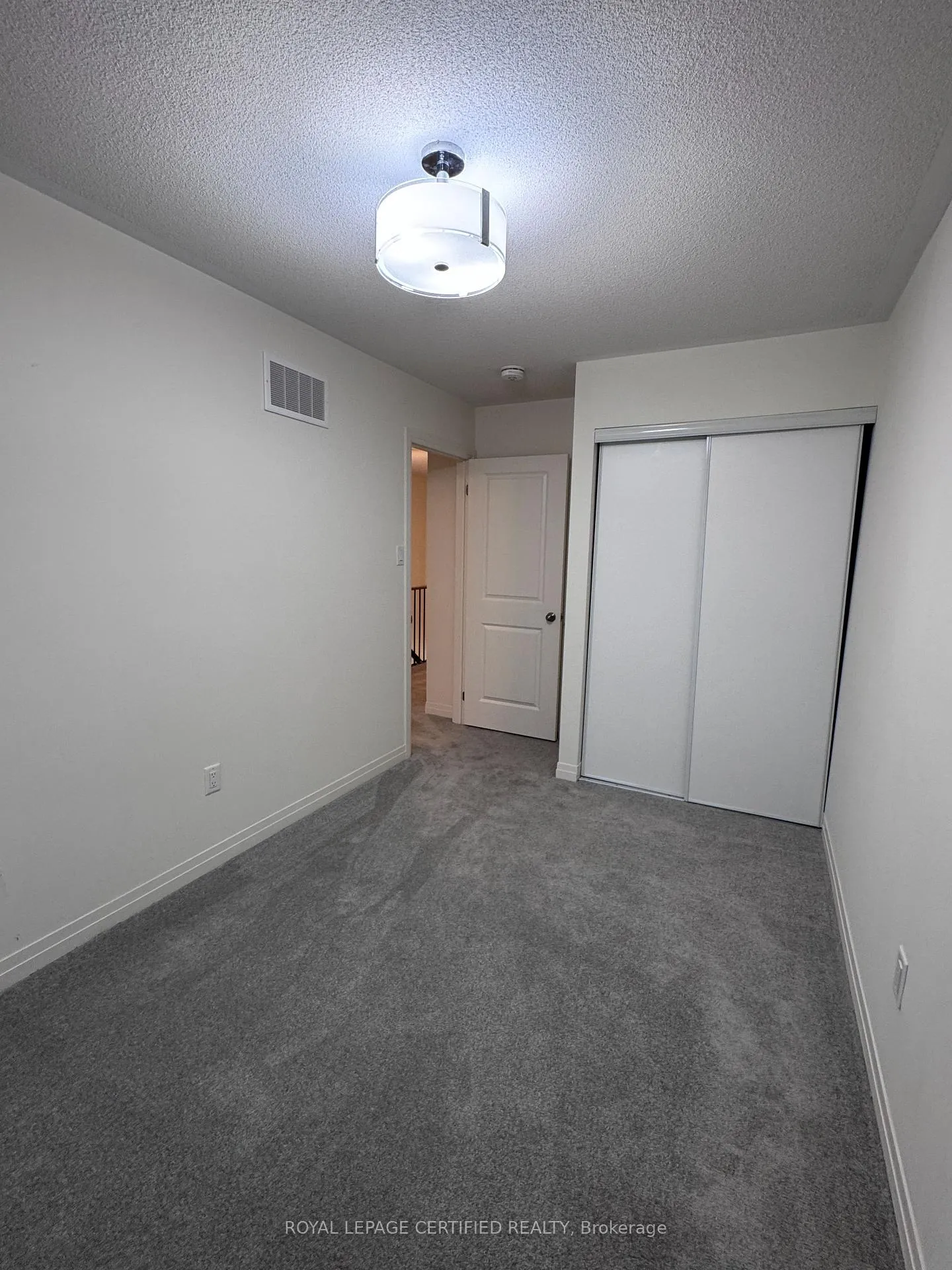 Photo 18 of 25 King George Way, Clarington, Bowmanville — HOMEH