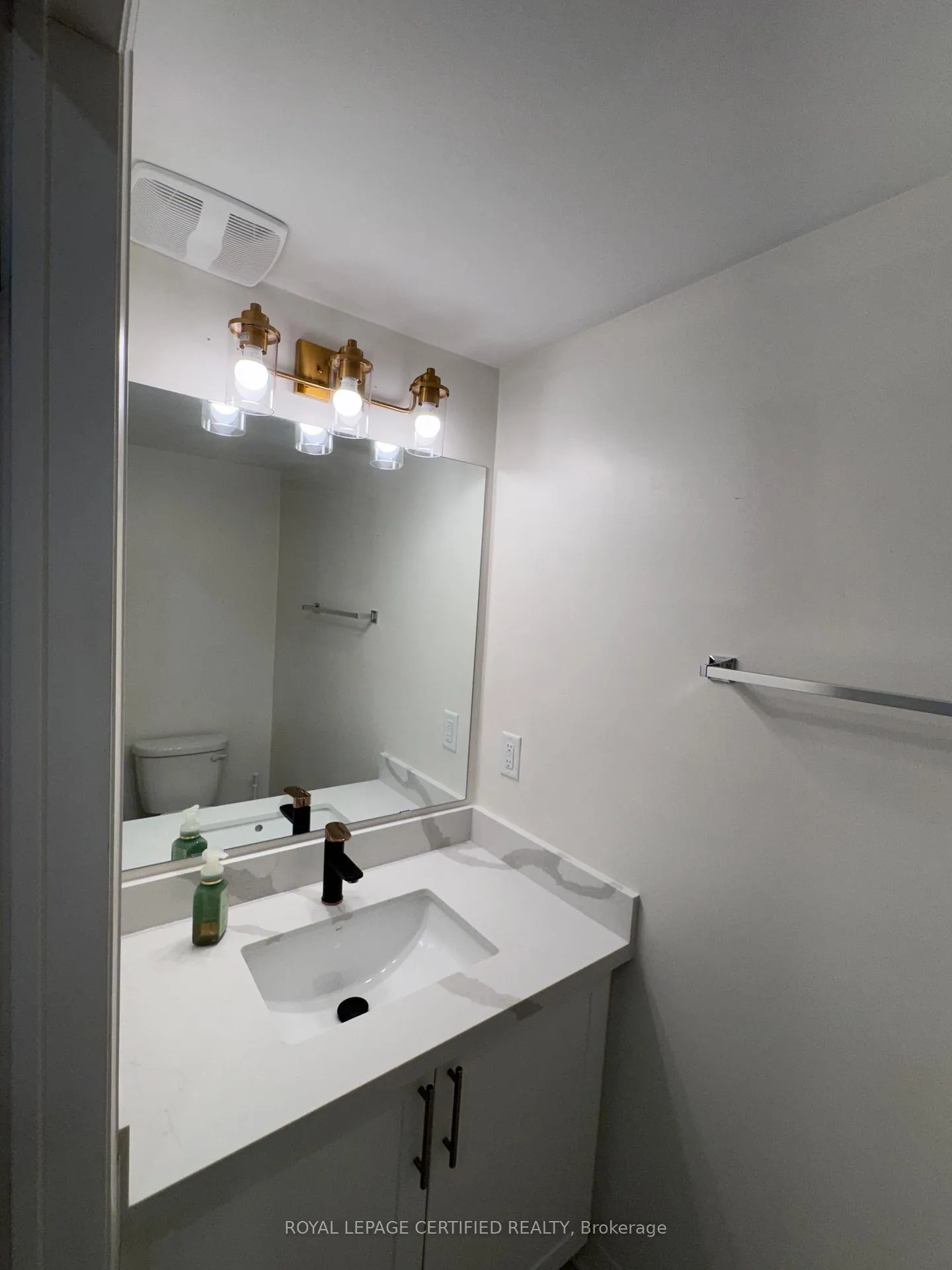 Photo 22 of 25 King George Way, Clarington, Bowmanville — HOMEH