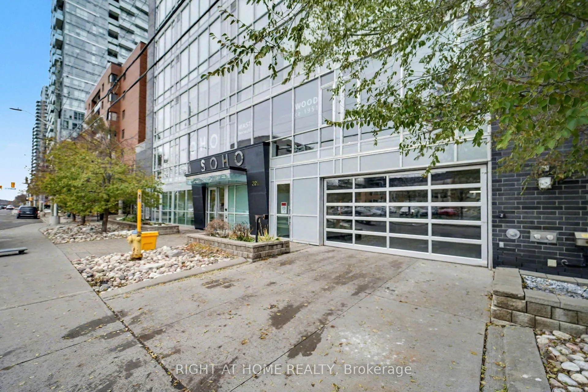 Front of Unit 1602, 201 Parkdale Avenue