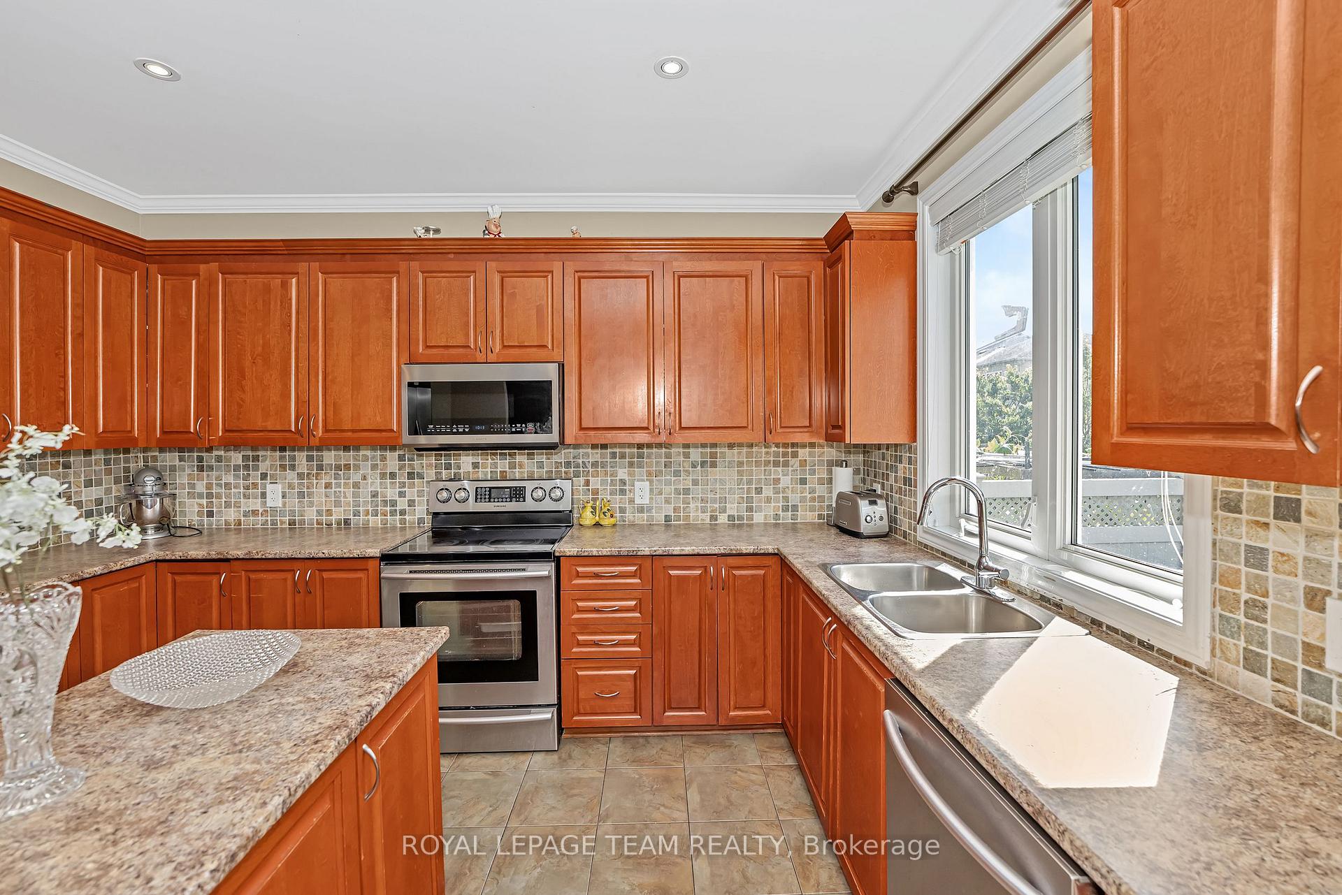 Photo 12 of 120 Tapestry Drive, Ottawa, Barrhaven - Strandherd — HOMEH