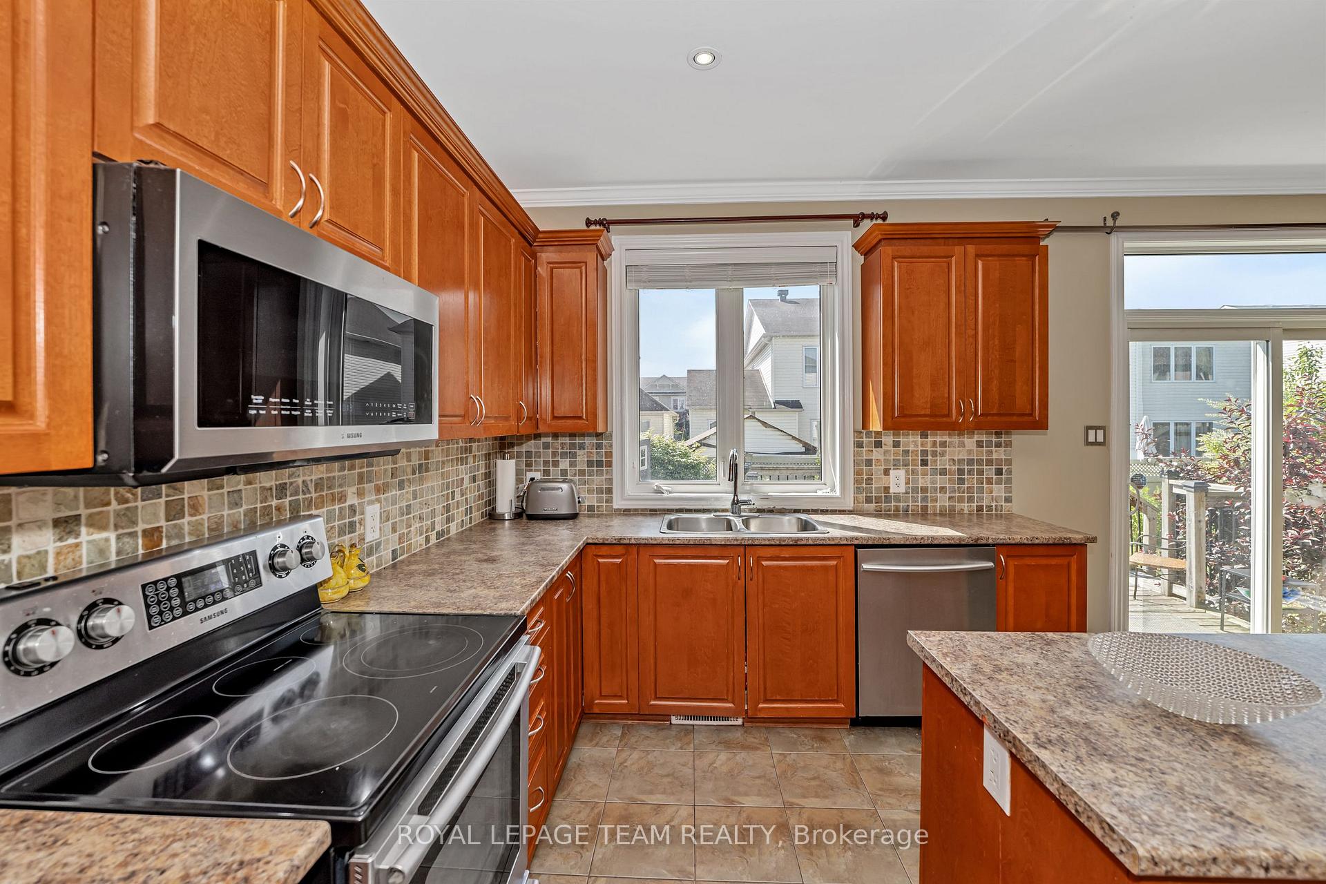 Photo 13 of 120 Tapestry Drive, Ottawa, Barrhaven - Strandherd — HOMEH