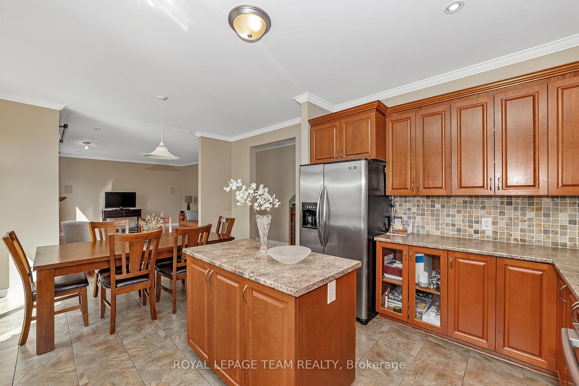 Photo 11 of 120 Tapestry Drive, Ottawa, Barrhaven - Strandherd — HOMEH