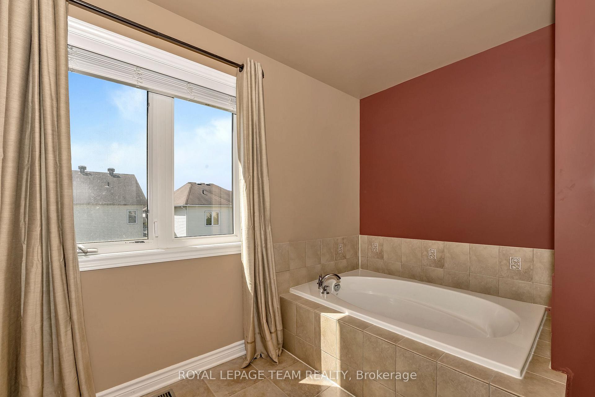Photo 21 of 120 Tapestry Drive, Ottawa, Barrhaven - Strandherd — HOMEH
