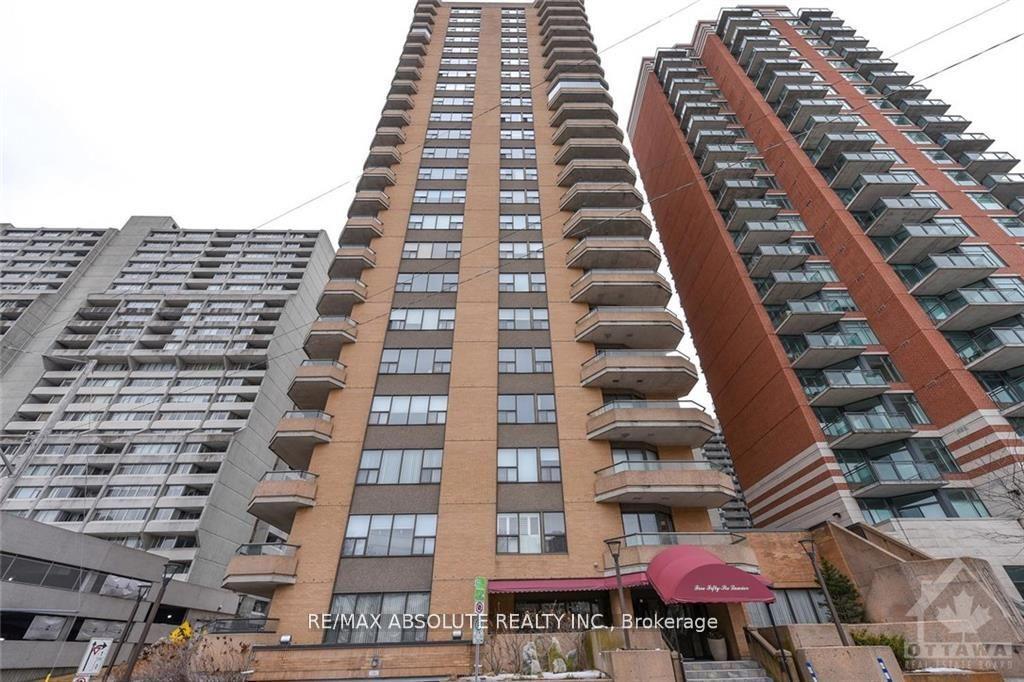 Front of Unit 1707, 556 Laurier Avenue W