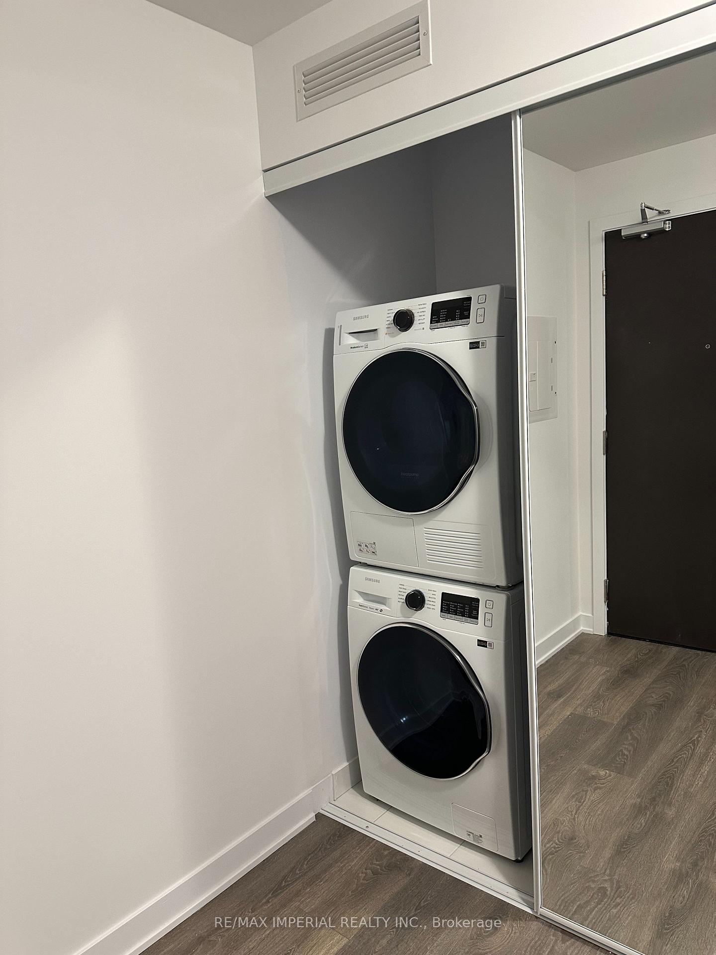 Photo 5 of Unit 916, 10 Honeycrisp Crescent, Vaughan, Vaughan Corporate Centre — HOMEH