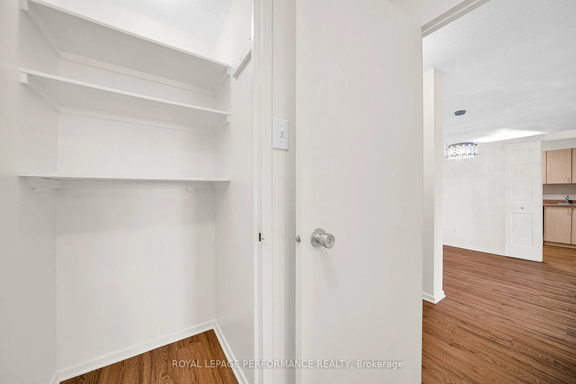 Photo 5 of Unit 806, 1599 Lassiter Terrace, Ottawa, Beaconwood — HOMEH