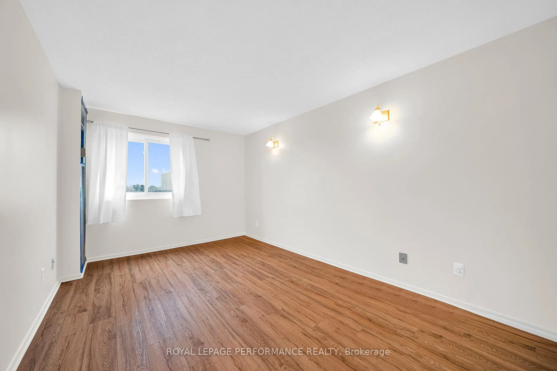 Photo 8 of Unit 806, 1599 Lassiter Terrace, Ottawa, Beaconwood — HOMEH