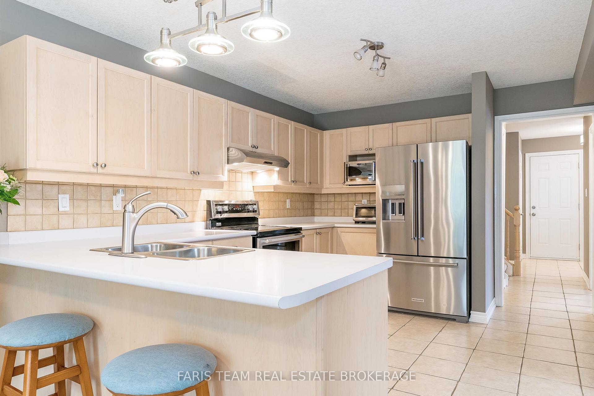 Photo 5 of 40 Sovereign's Gate, Barrie, Innis-Shore — HOMEH