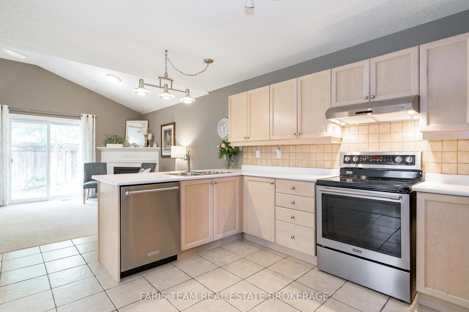 Photo 4 of 40 Sovereign's Gate, Barrie, Innis-Shore — HOMEH