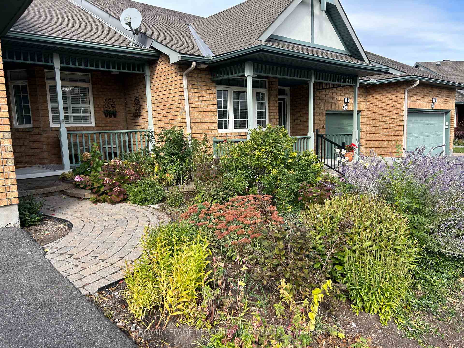 Photo 3 of 42 Briardale Crescent, Ottawa, City View/Skyline/Fisher Heights/Parkwood Hills — HOMEH