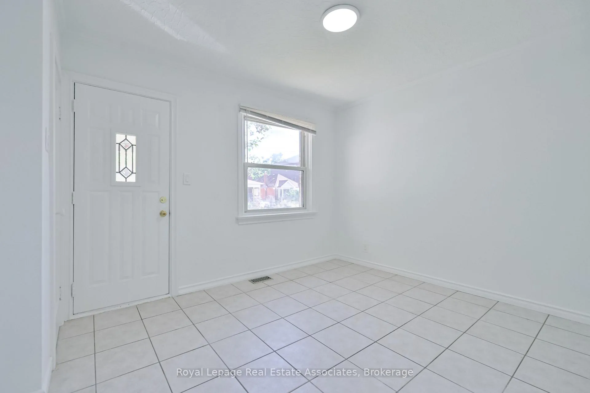 Photo 4 of 20 East Drive, Toronto, Rockcliffe-Smythe — HOMEH