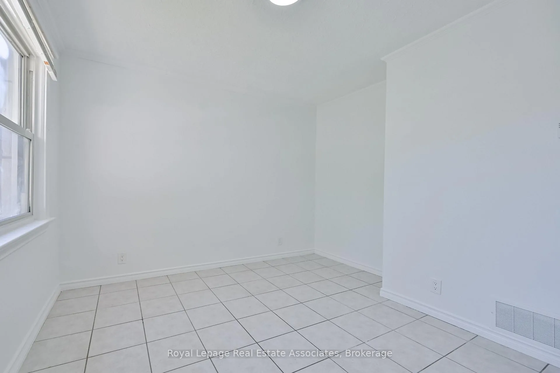 Photo 5 of 20 East Drive, Toronto, Rockcliffe-Smythe — HOMEH