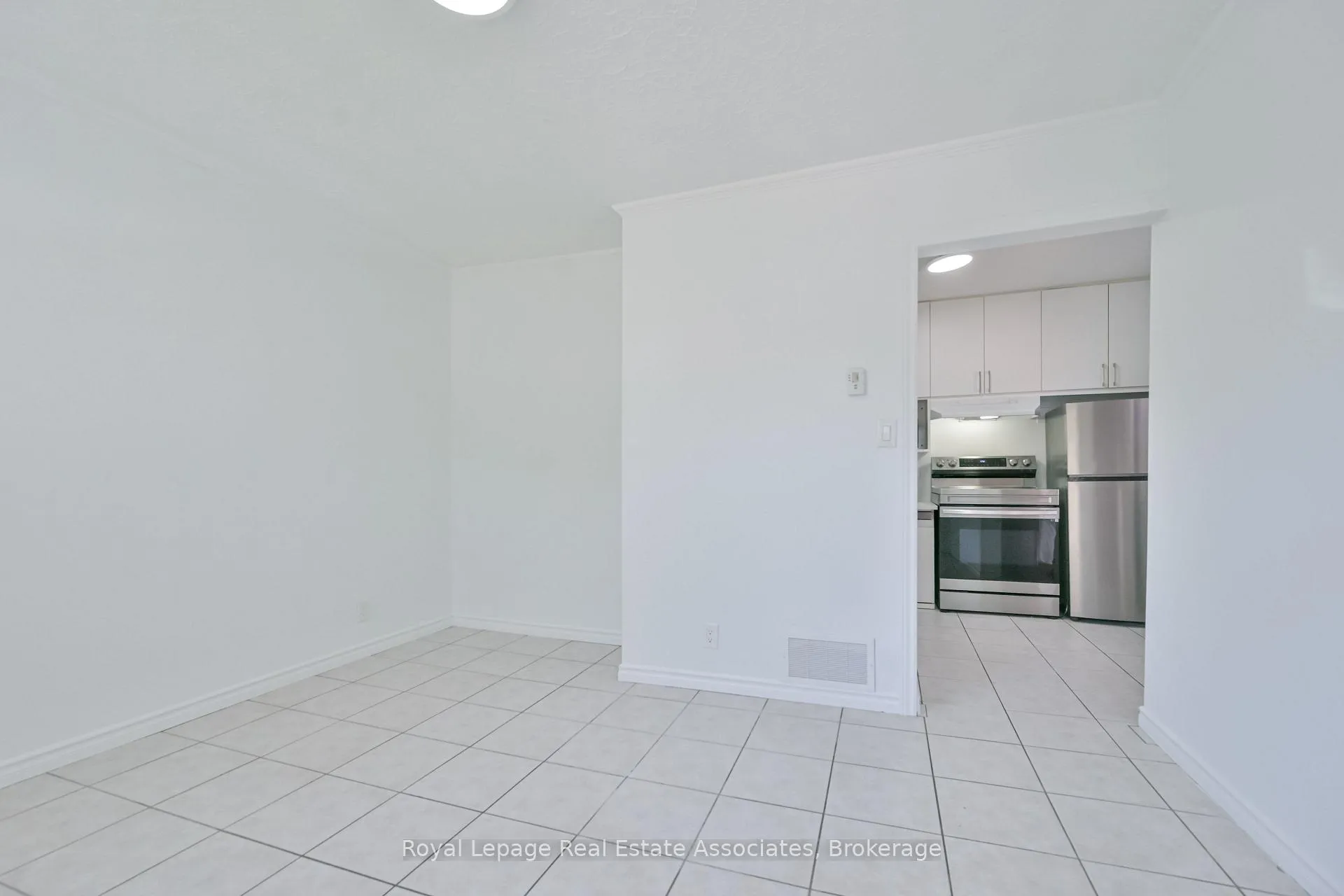 Photo 6 of 20 East Drive, Toronto, Rockcliffe-Smythe — HOMEH