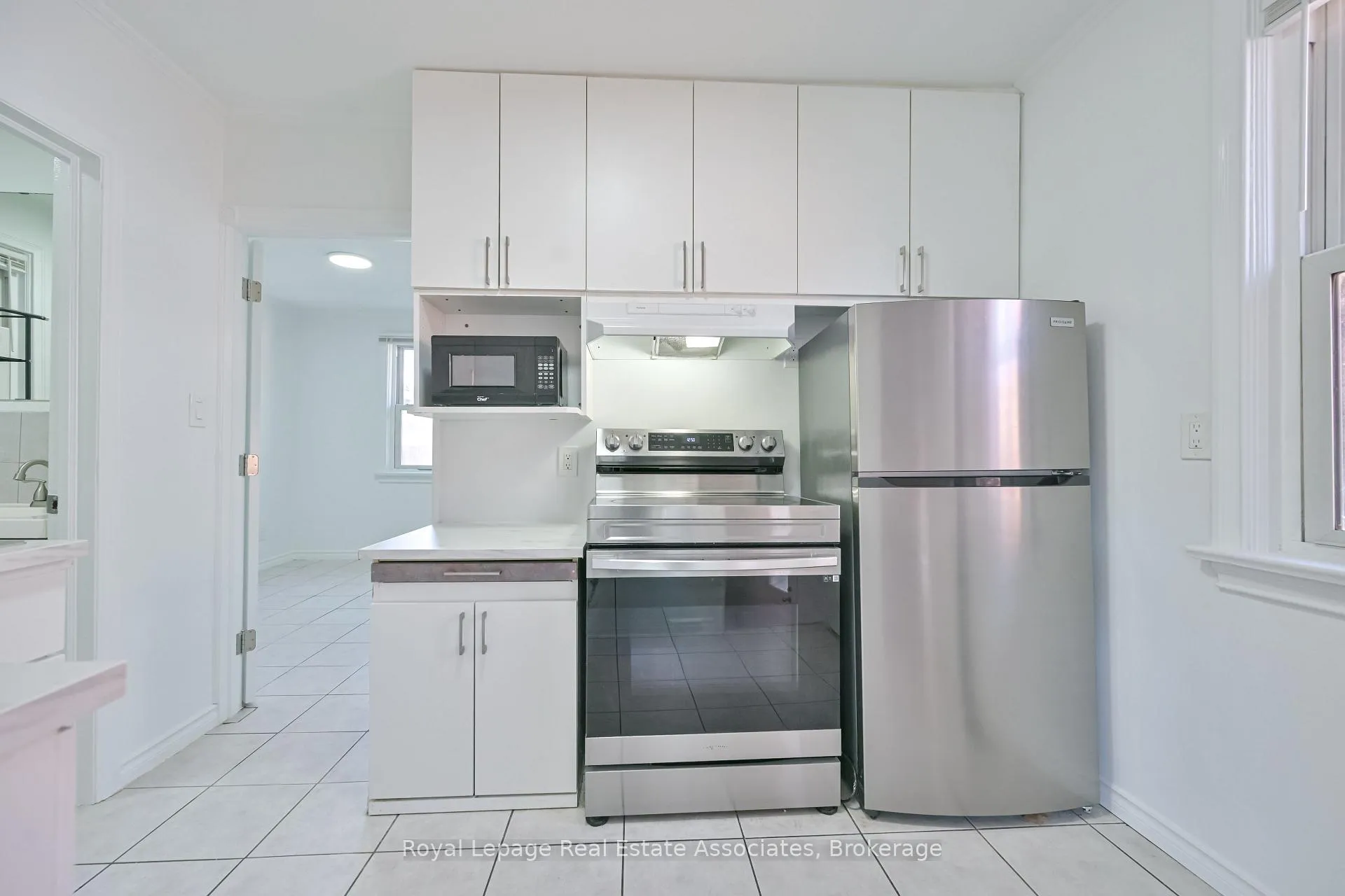 Photo 7 of 20 East Drive, Toronto, Rockcliffe-Smythe — HOMEH