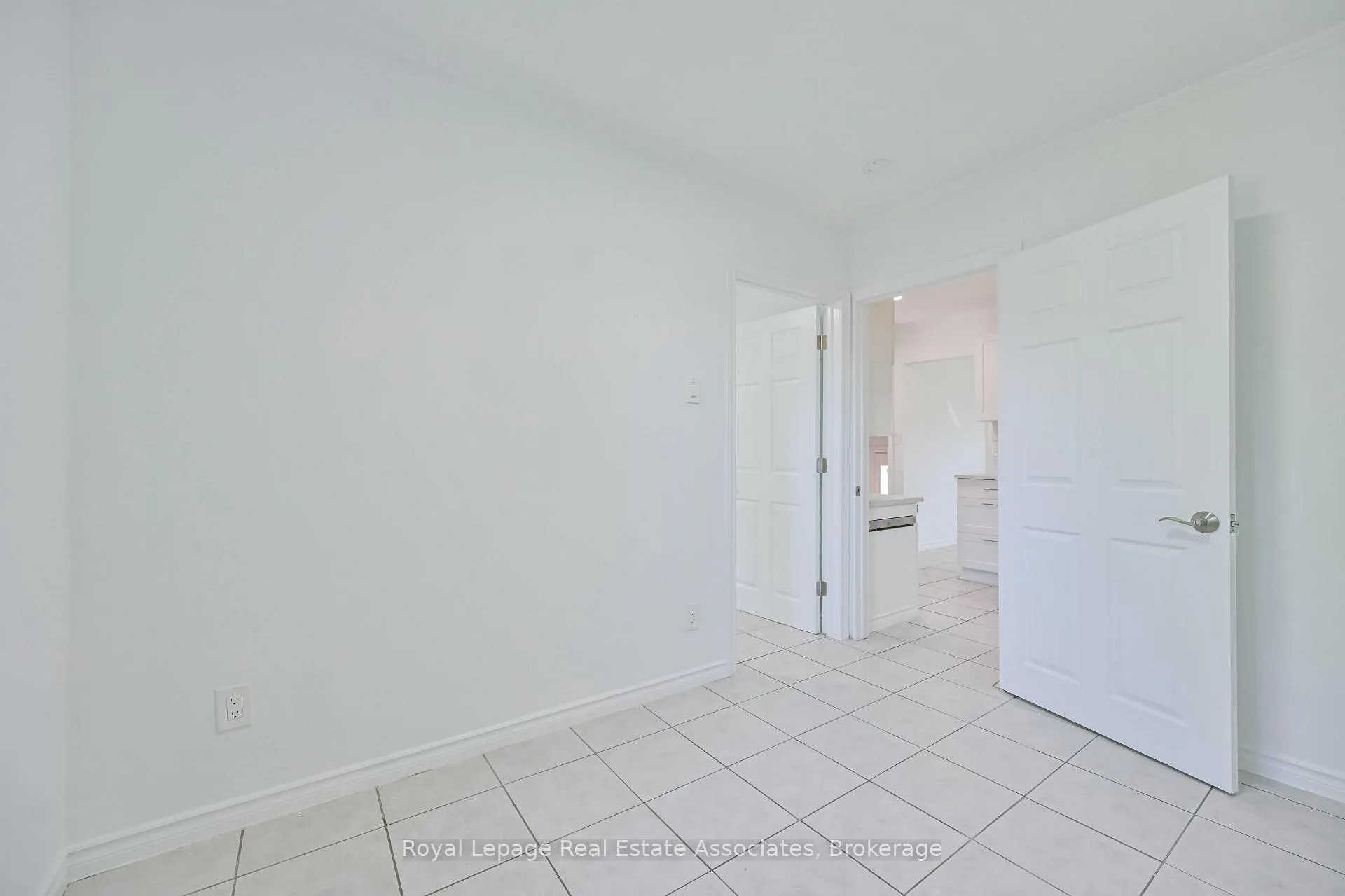 Photo 11 of 20 East Drive, Toronto, Rockcliffe-Smythe — HOMEH