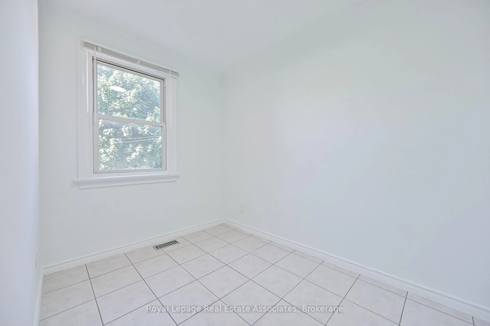 Photo 12 of 20 East Drive, Toronto, Rockcliffe-Smythe — HOMEH