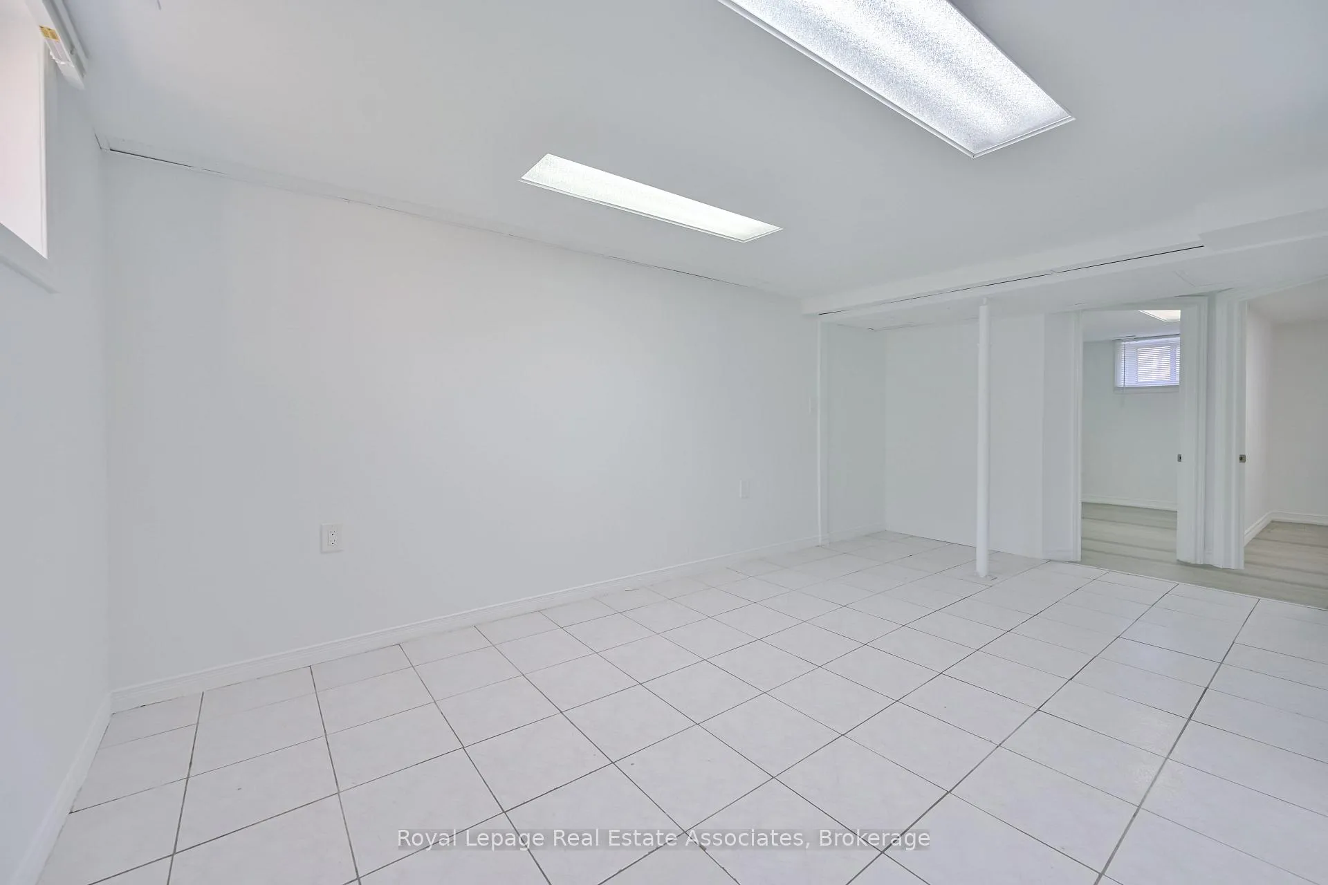 Photo 15 of 20 East Drive, Toronto, Rockcliffe-Smythe — HOMEH