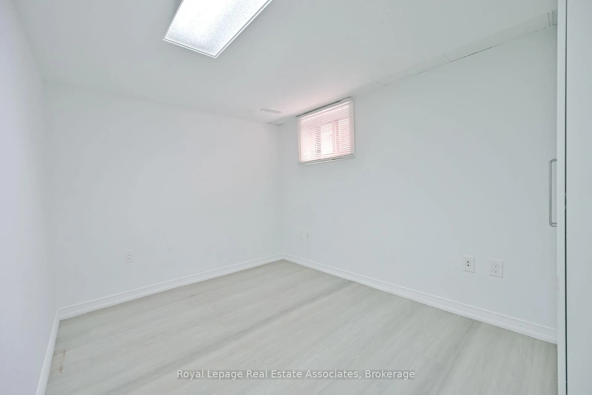 Photo 17 of 20 East Drive, Toronto, Rockcliffe-Smythe — HOMEH