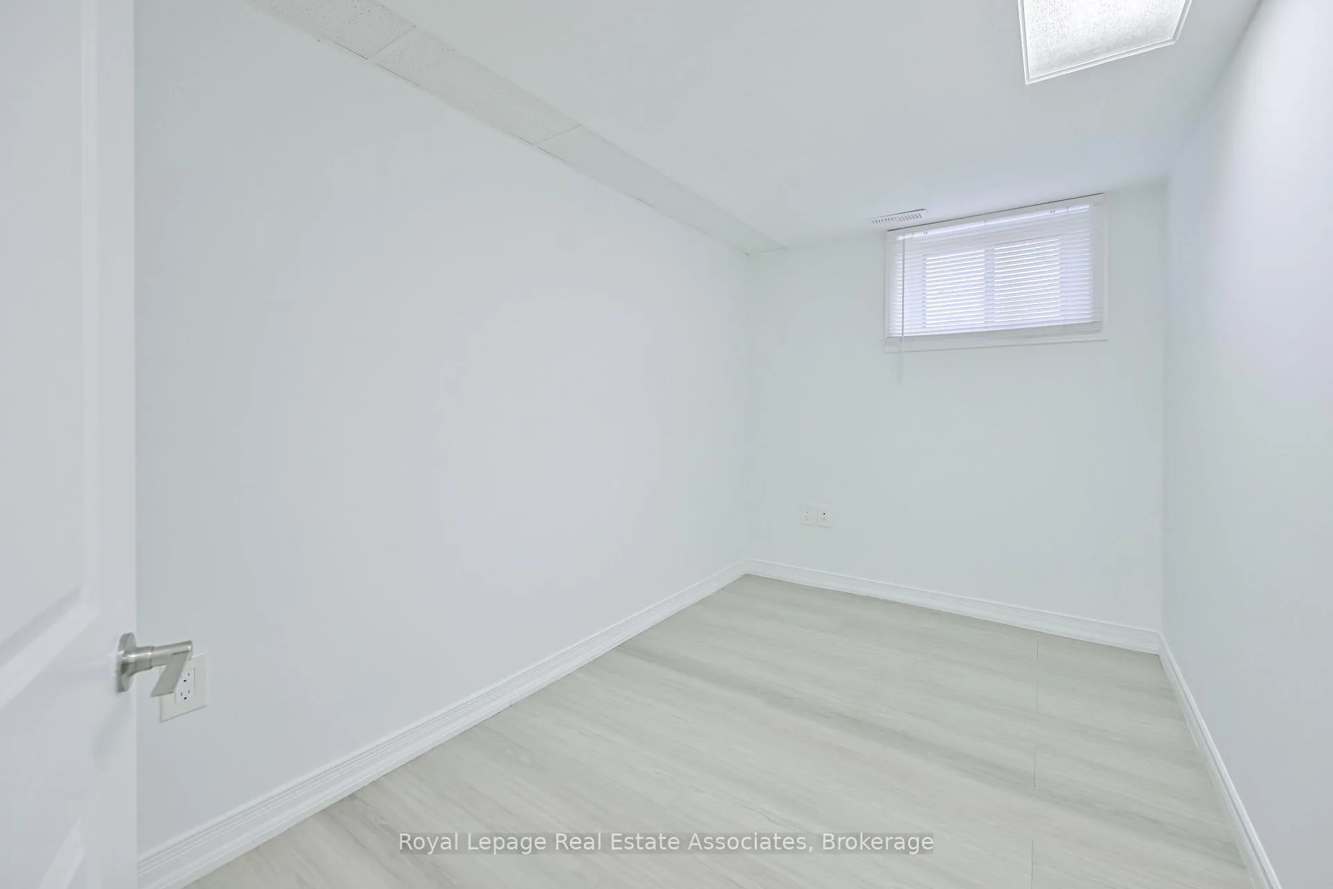 Photo 18 of 20 East Drive, Toronto, Rockcliffe-Smythe — HOMEH