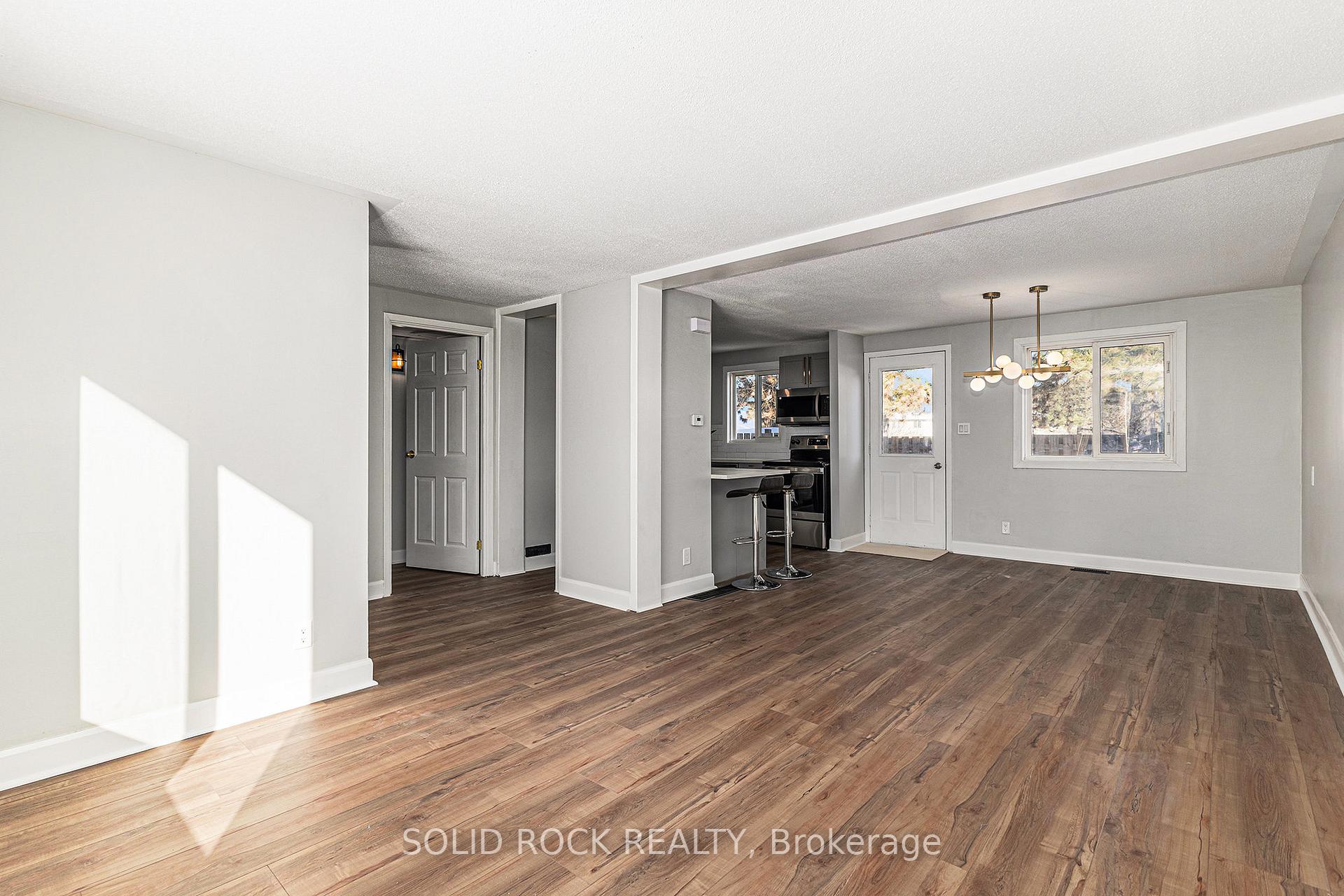 Photo 2 of Unit 31, 1518C Beaverpond Drive, Ottawa, Pineview — HOMEH