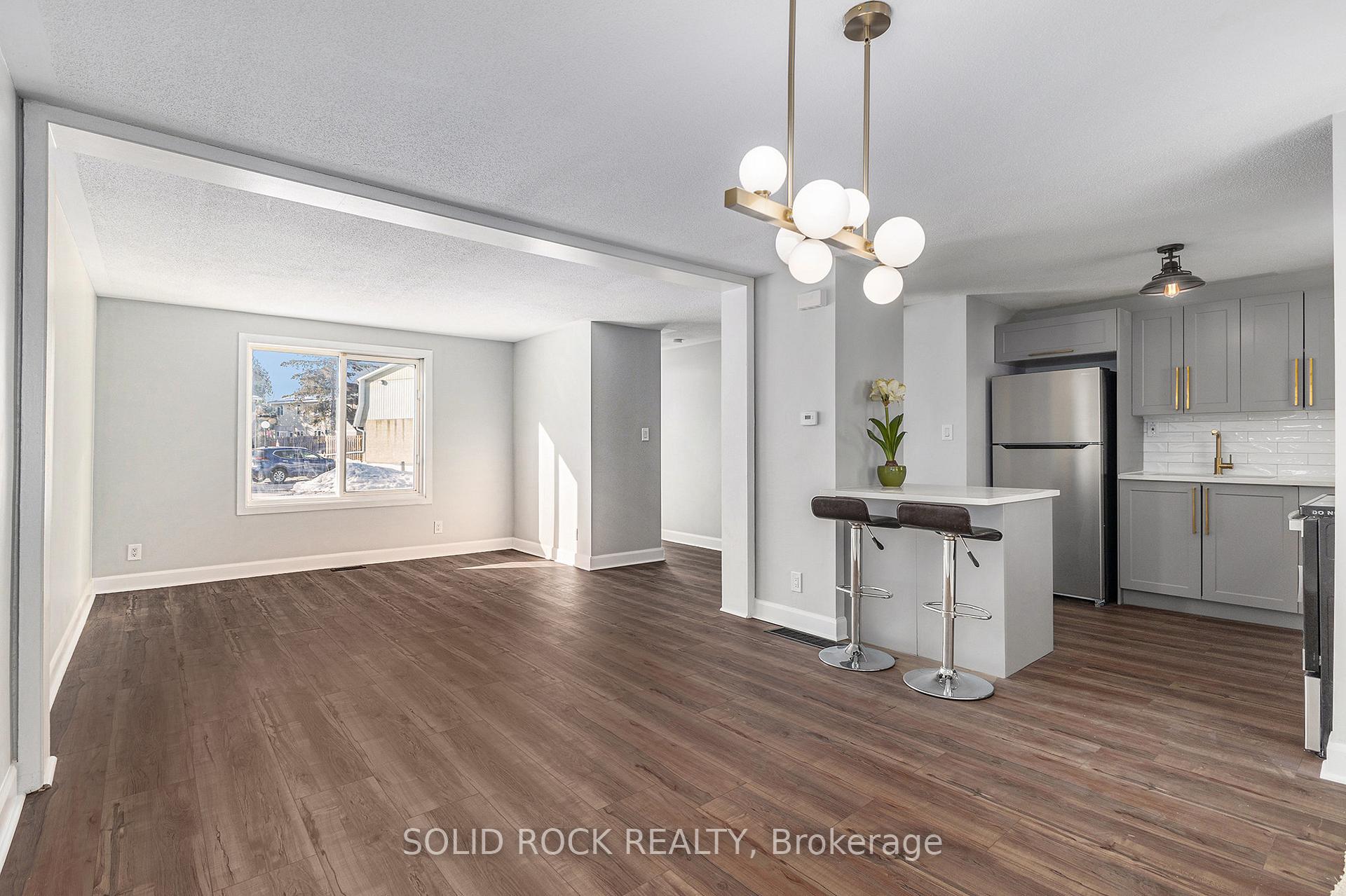 Photo 5 of Unit 31, 1518C Beaverpond Drive, Ottawa, Pineview — HOMEH