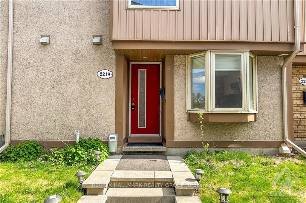 Photo 2 of 2219 Stonehenge Crescent, Ottawa, Pineview — HOMEH