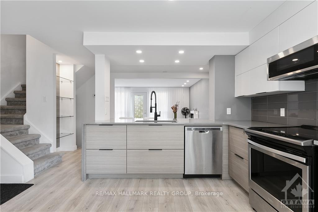 Photo 8 of 2219 Stonehenge Crescent, Ottawa, Pineview — HOMEH